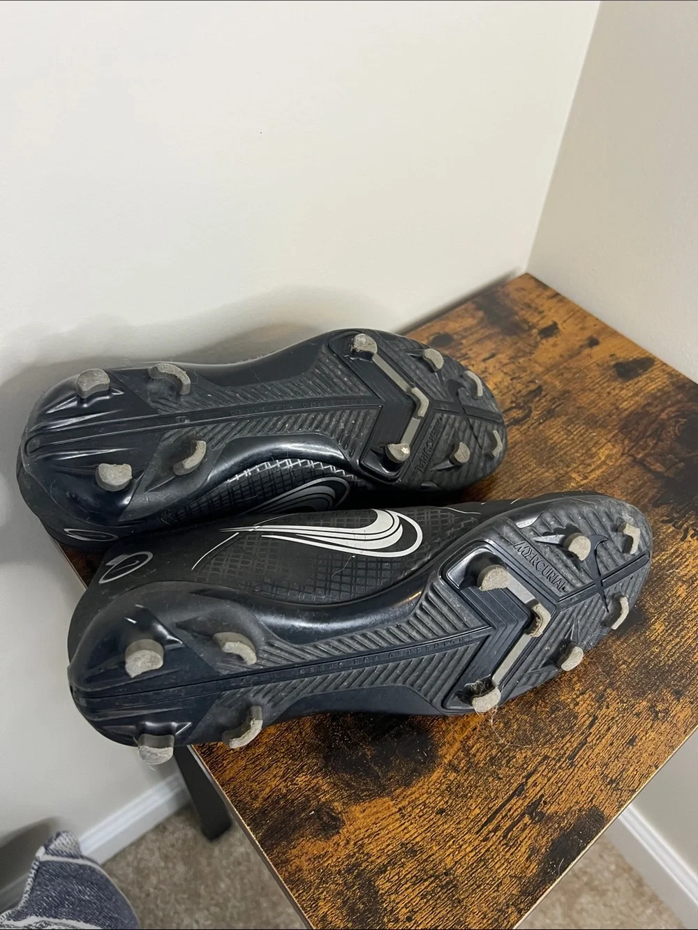 Nike sleek black